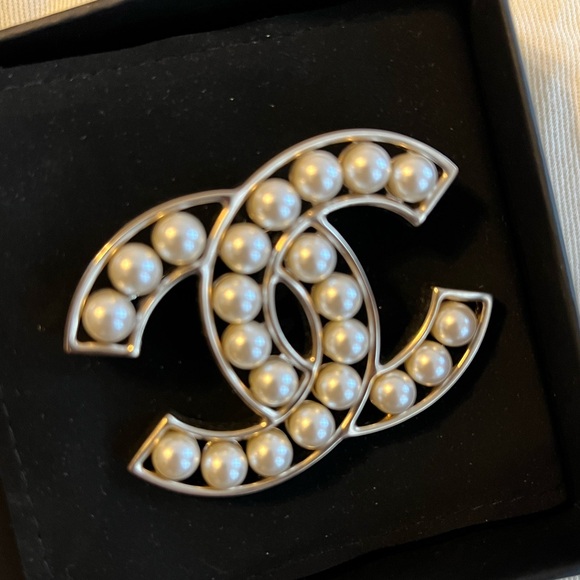 Authentic Chanel Pearl Broach in Champagne Metal - Picture 2 of 8